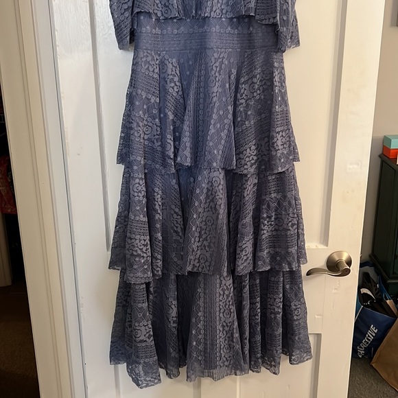 Gianni Bini tiered lace cold-shoulder dress - Picture 5 of 16
